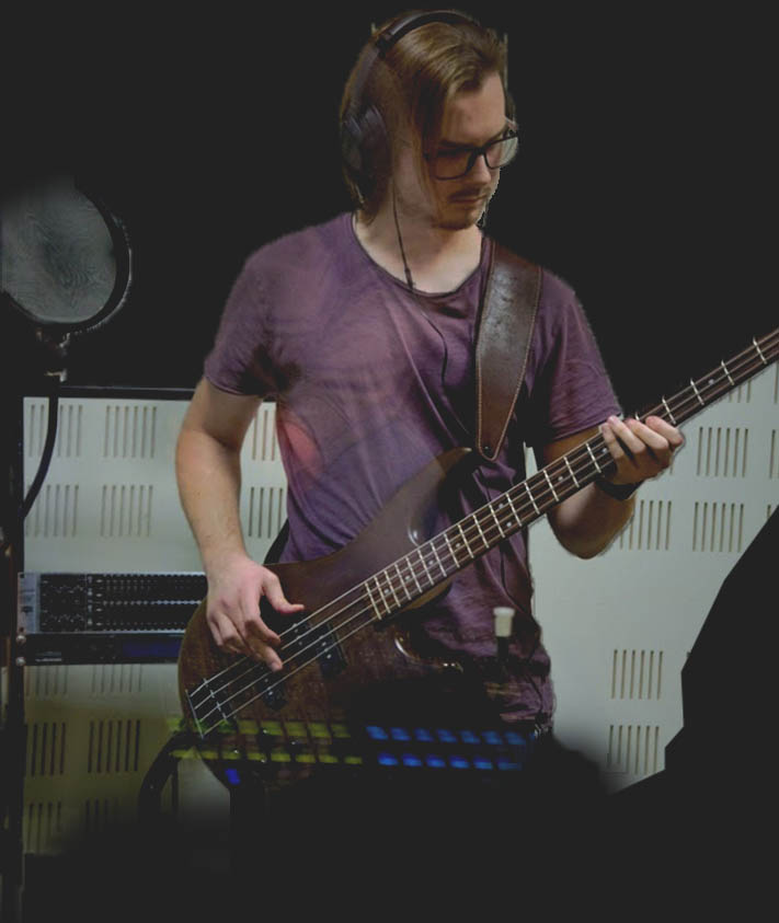 aAdrian Kosior w studiu nagrań