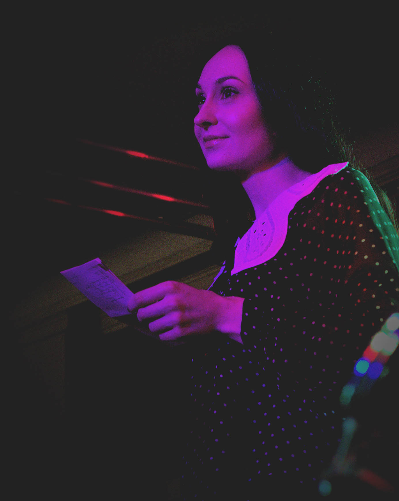 Justyna Tomicka z kartką papieru