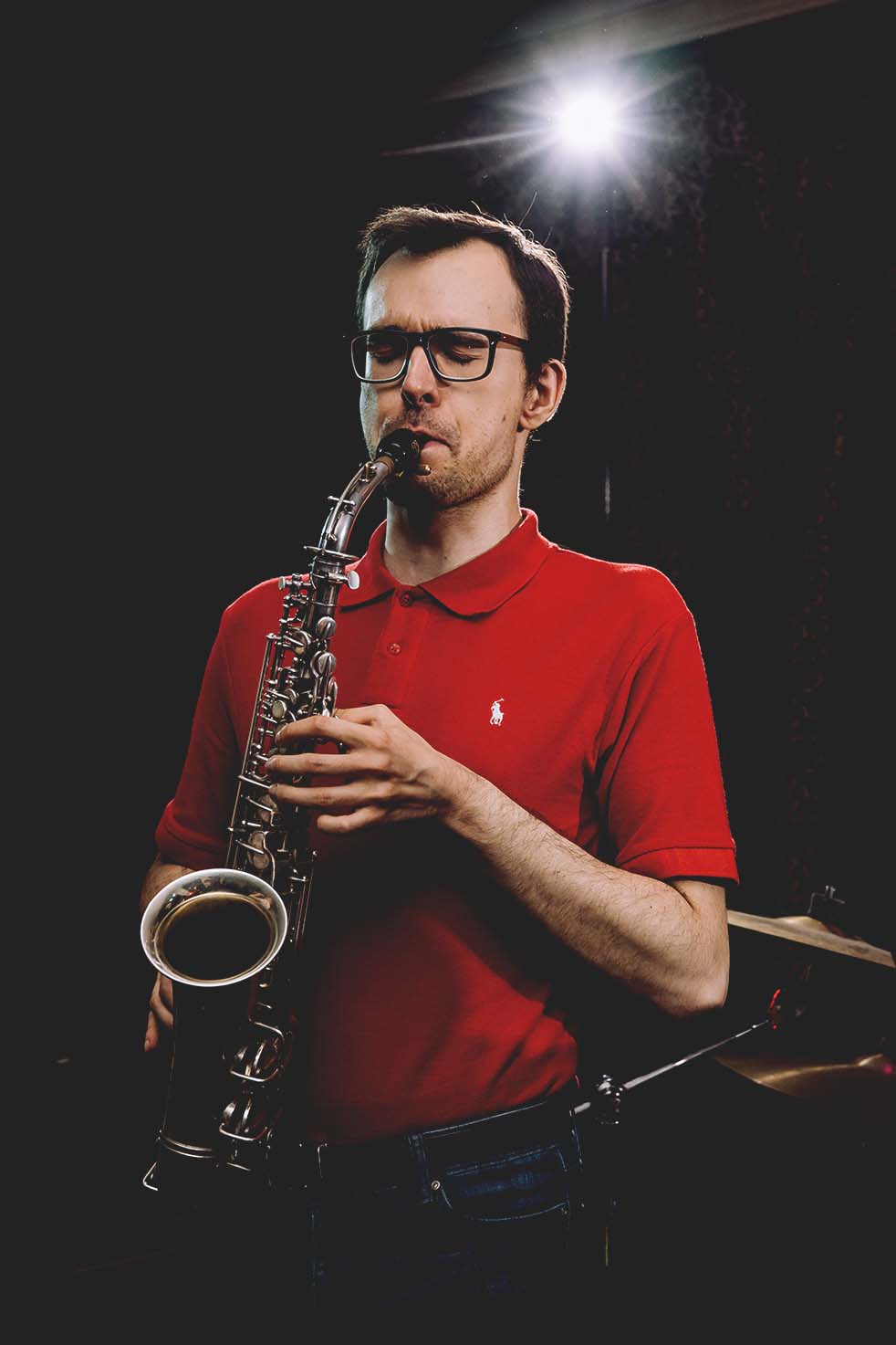 Łukasz Dobosz grający na saksofonie