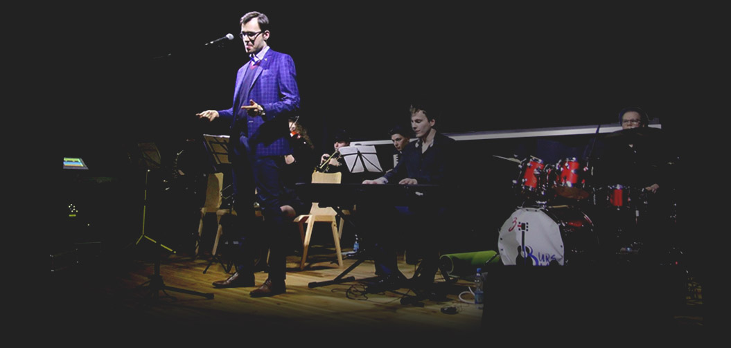 Łukasz Dobosz śpiewający solo na dużej scenie